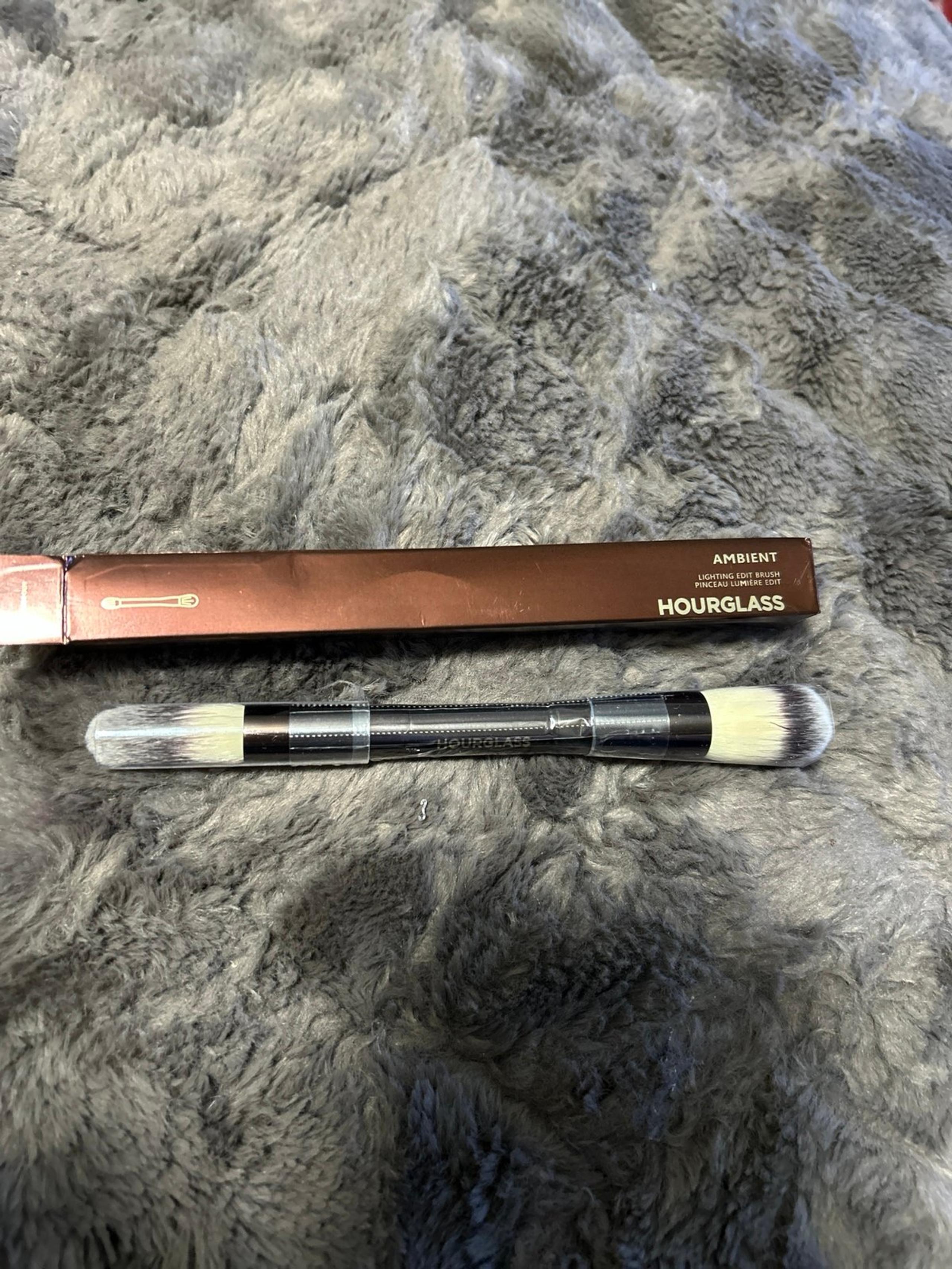 Hourglass dual sided  Ambient lighting edit makeup brush / blush / highlight