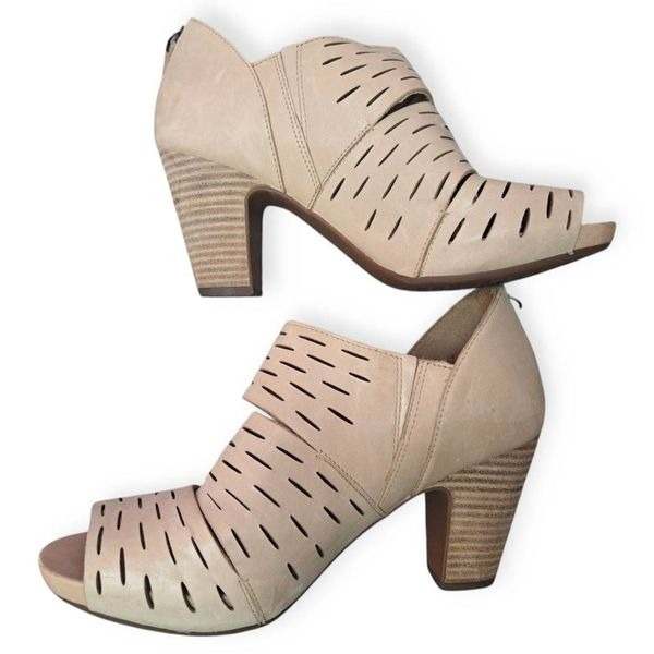 Clarks Women's Okena Posh Beige Tan Brown Leather Heels Shoes Booties sz 7.5