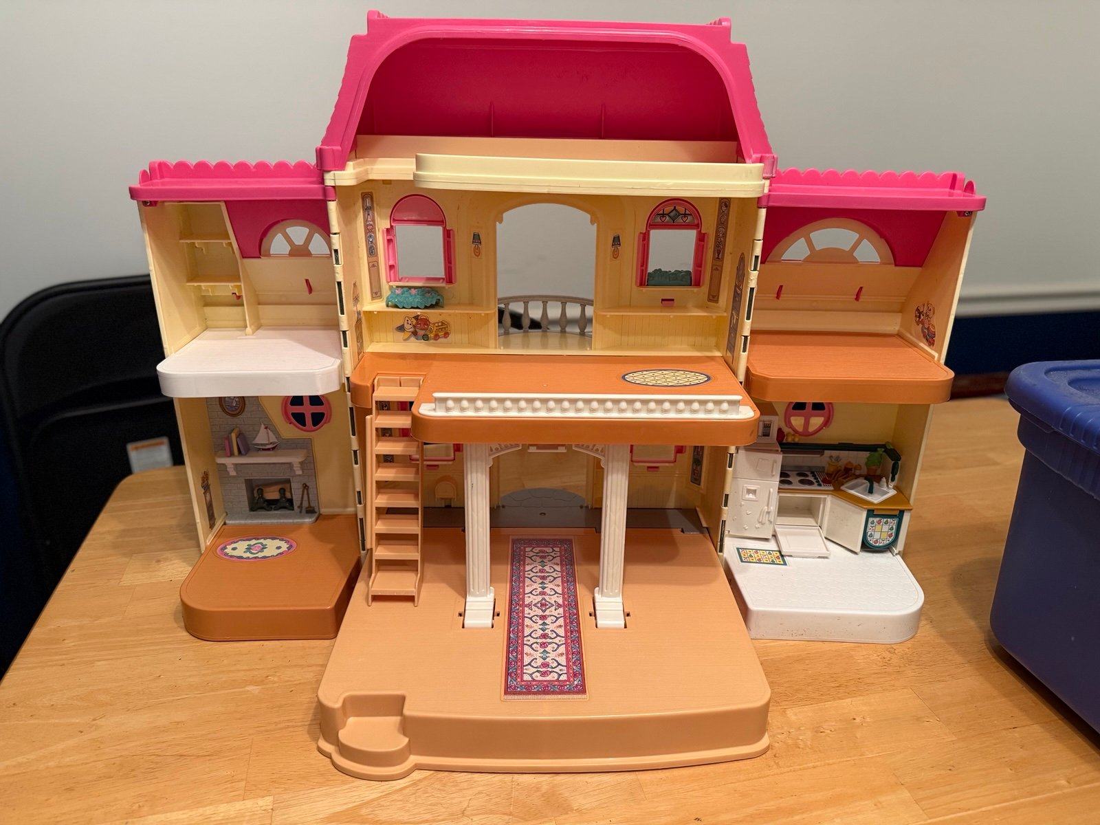 Vintage 1997 Fisher Price Loving Family Doll House