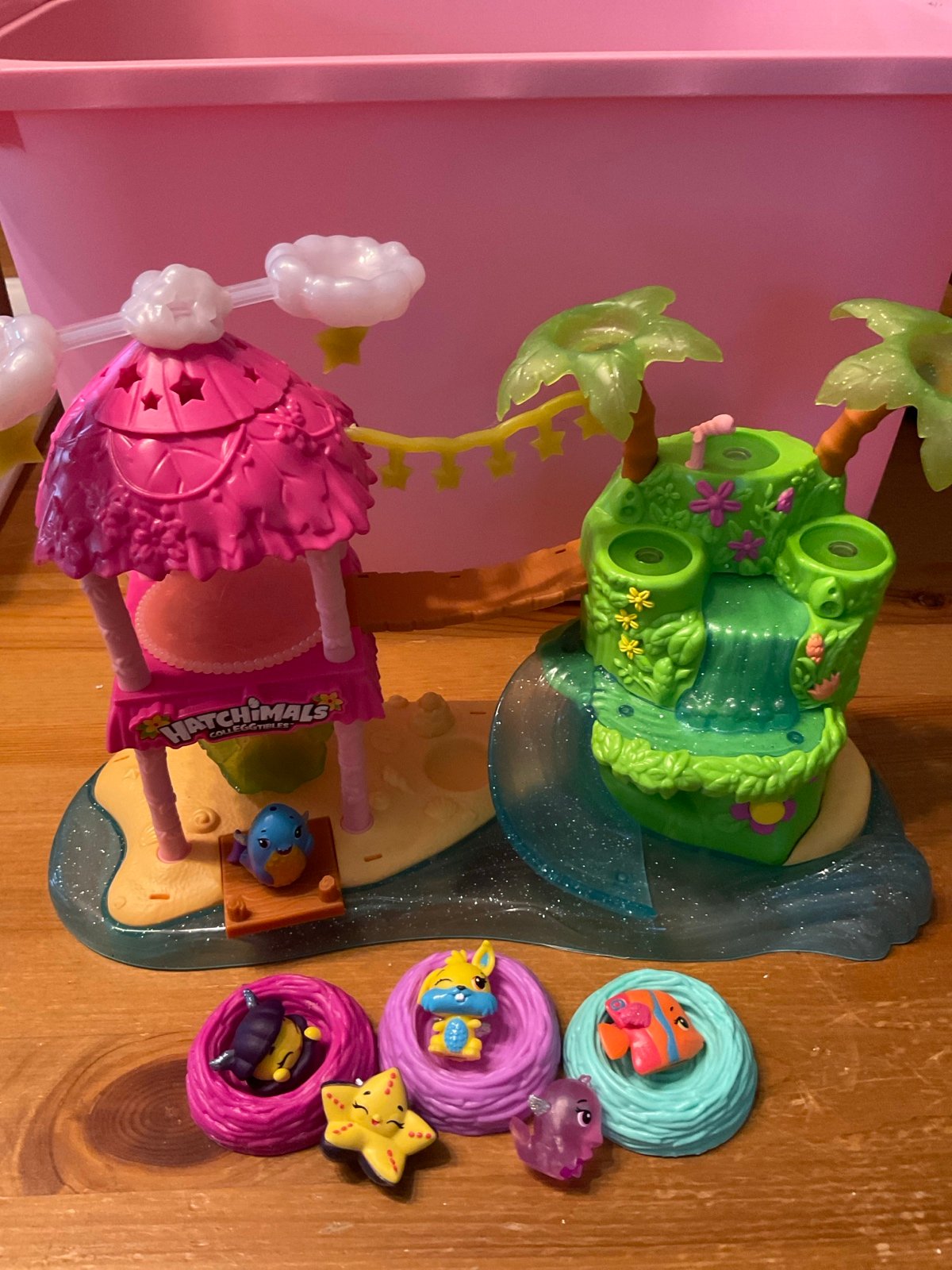 Hatchimals Tropical Island play set working-lights up with six hatchimals