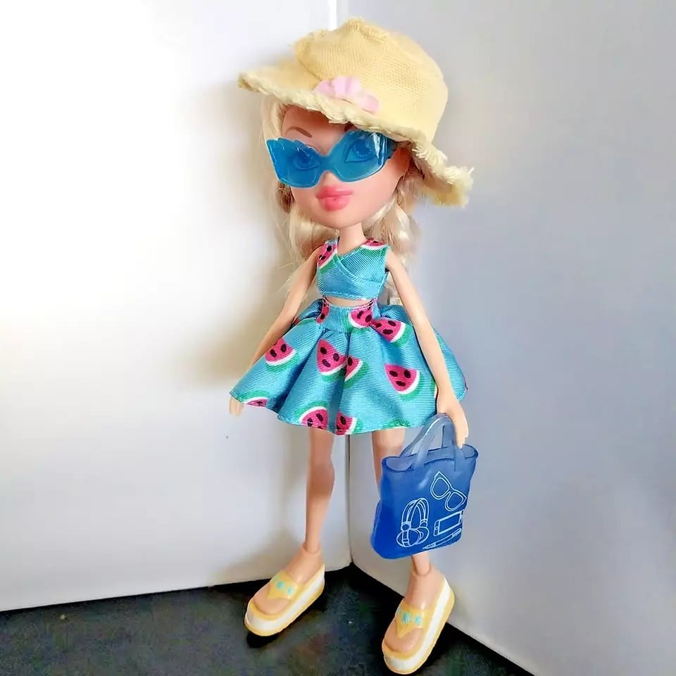 Bratz Doll Chloe Restyled Sun Dress ToteBag Shades SunHat Sandals Pink Lips 10