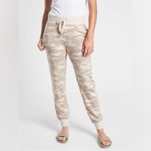 NWOT Athleta Balance Printed Joggers Camo Oatmeal Size Large