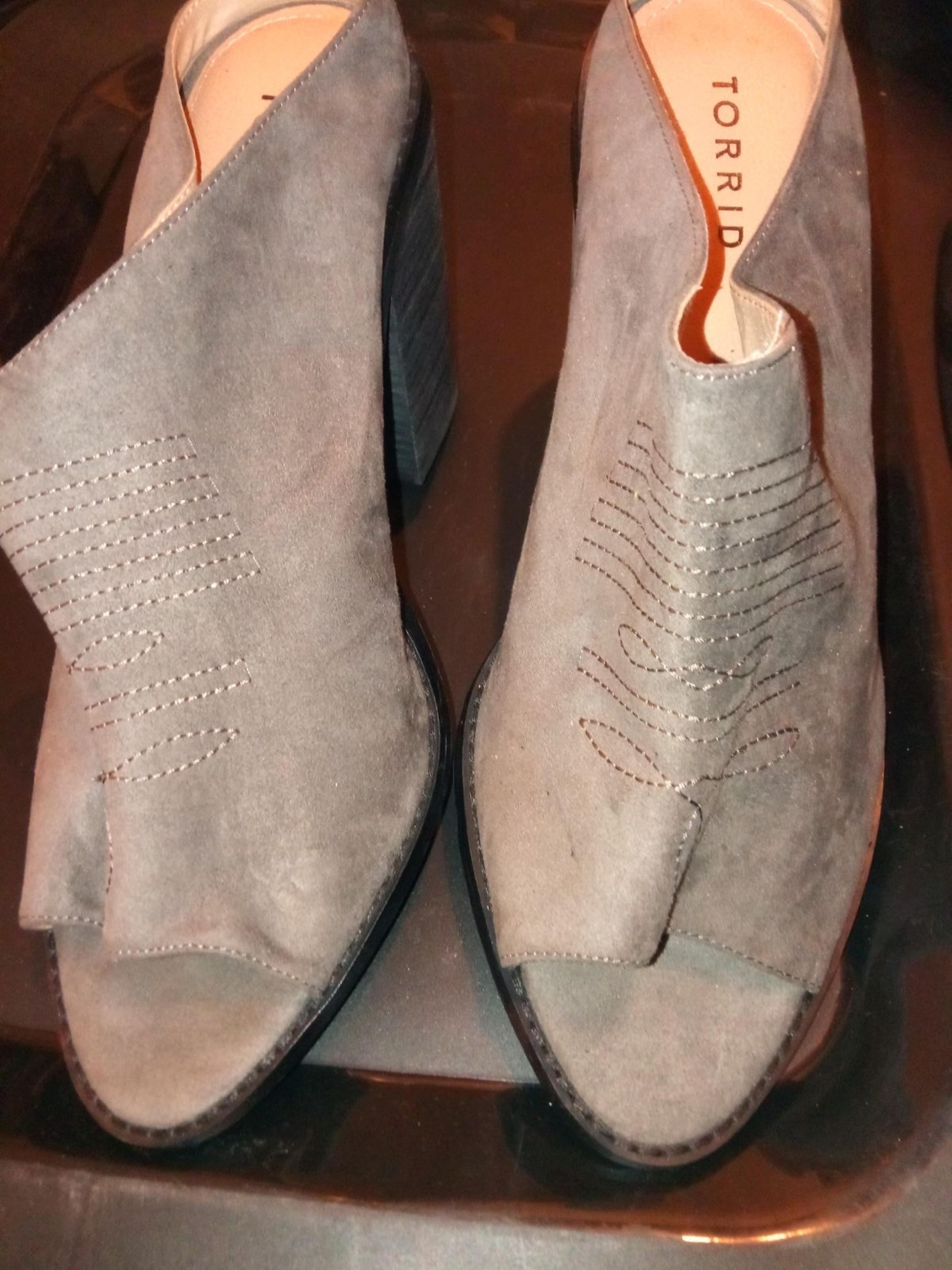 Grey suede cowboy style peek toe mule sz