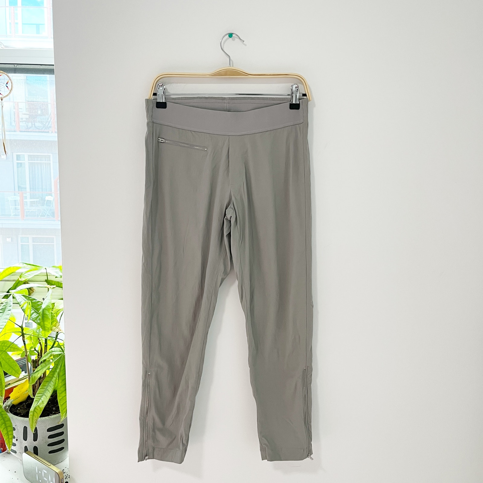 Athleta Mod Trekkie Gray Crop Woven Pants Size 4