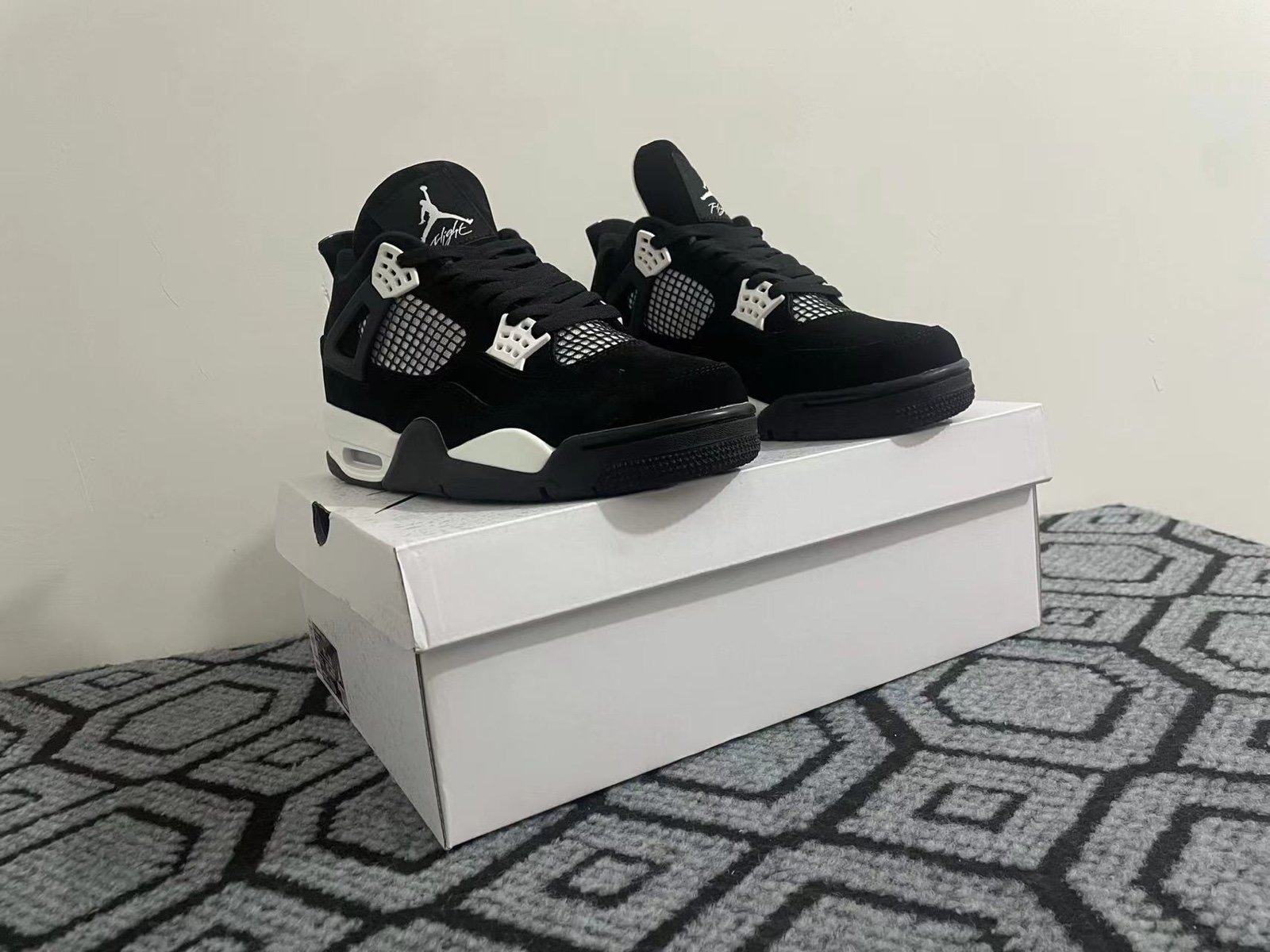 Jordan 4 retro white thunder size 13men’s