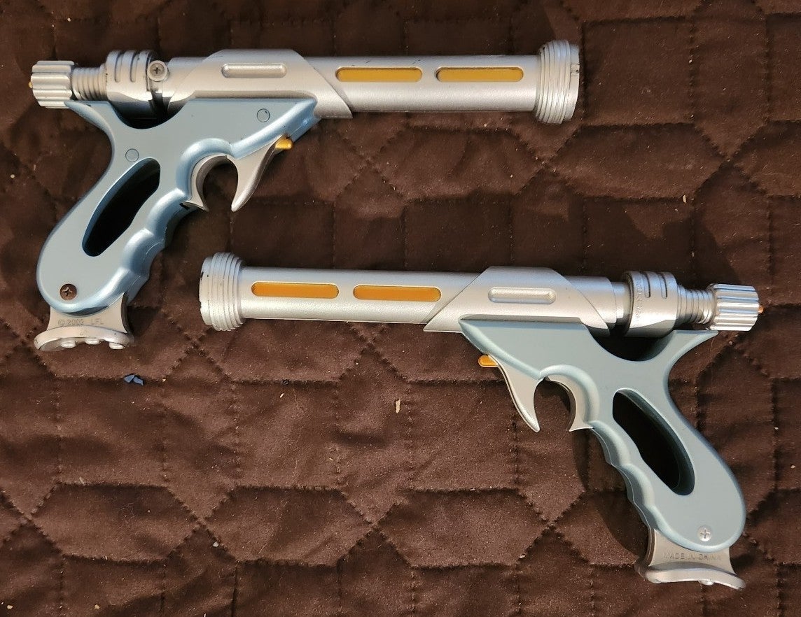STAR WARS 2002 EPISODE 2 JANGO FETT BLASTER PISTOL SET (2) WESTARS SOUND WORKS!!