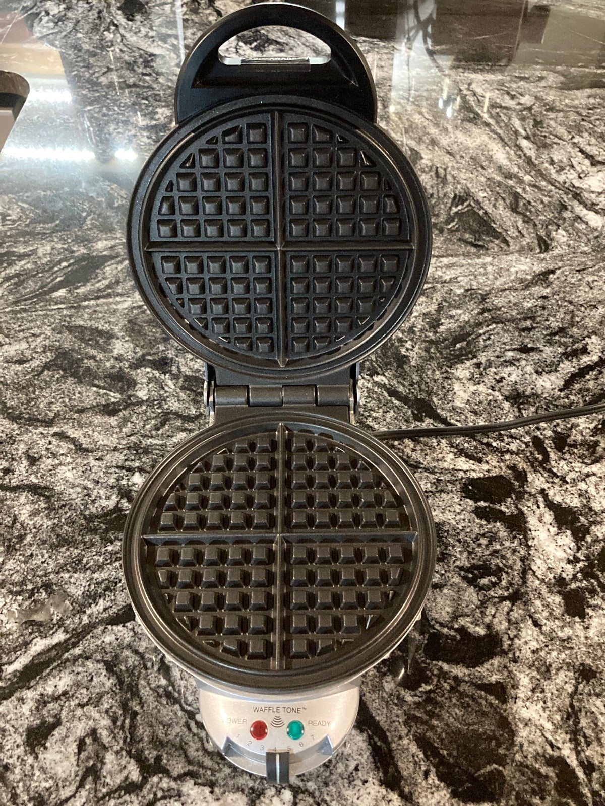 VillaWare Uno Classic Round Waffler