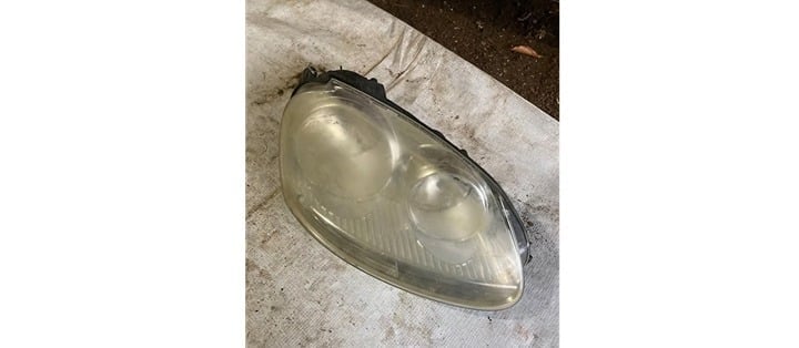 2005 to 2010 Volkswagen Jetta Right Passenger Headlight needs electrical repair