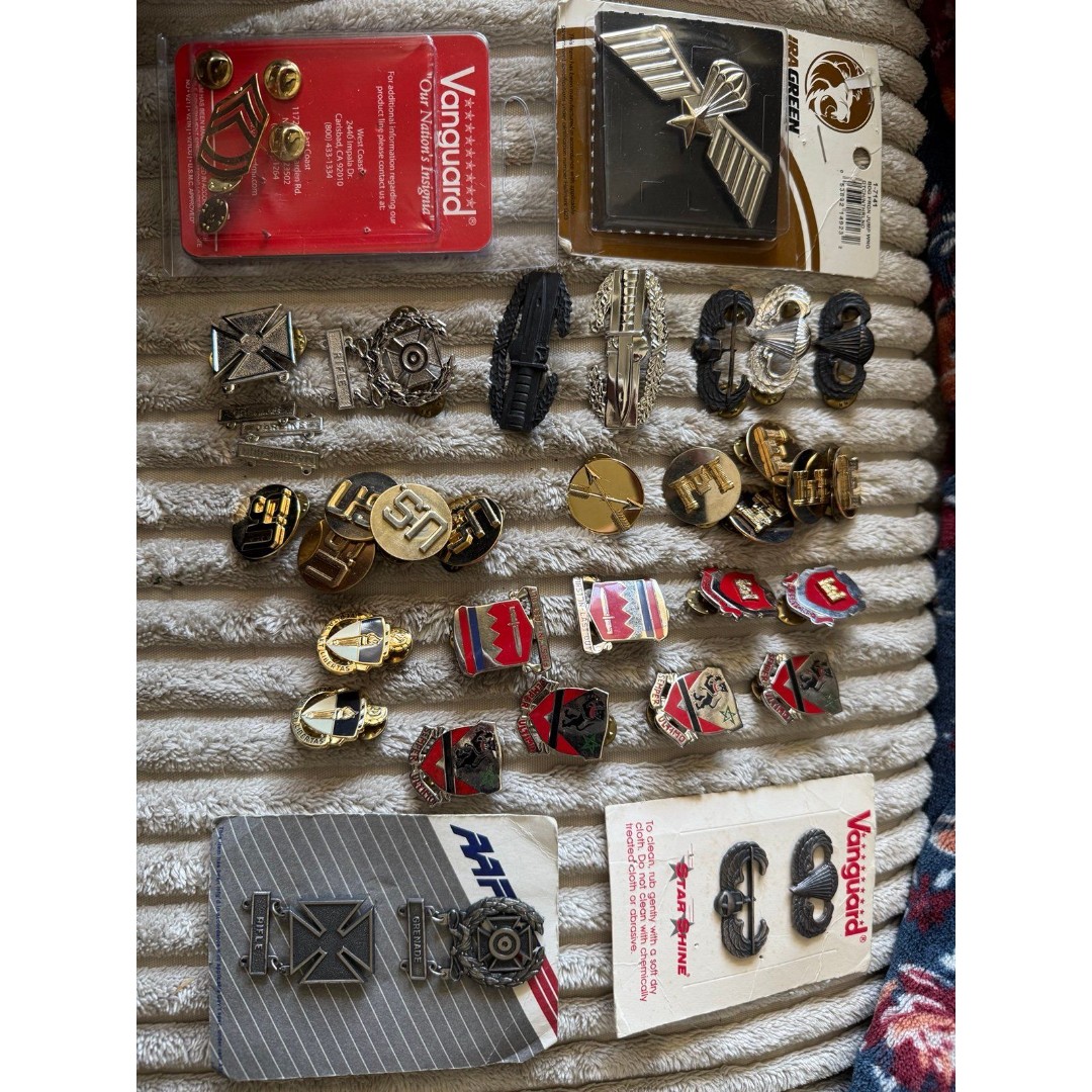 Army Military Insignia / Pins Airborne Air Assault