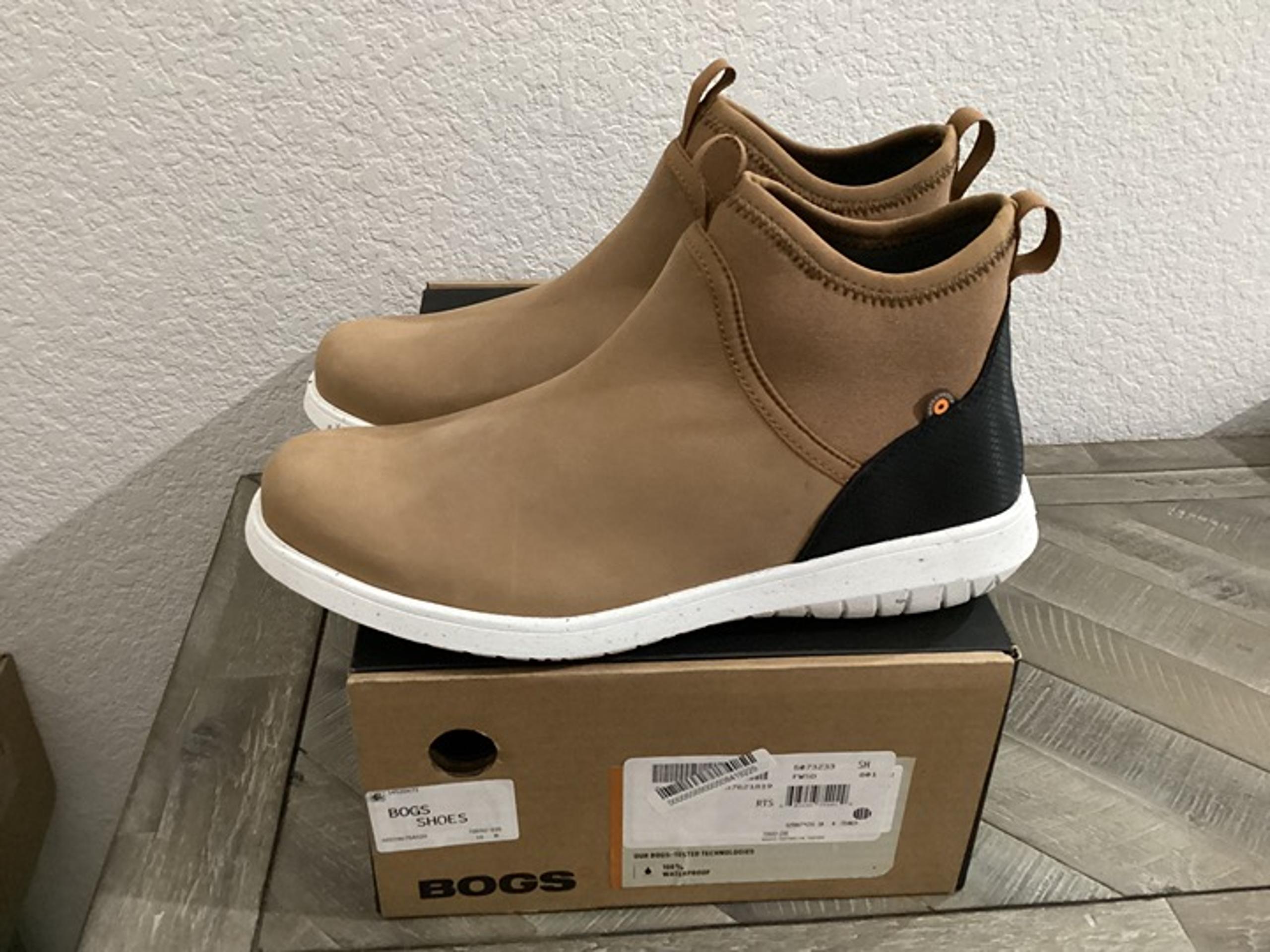 NWT Bogs Juniper Freedom Chelsea Sneaker (Women), size 10