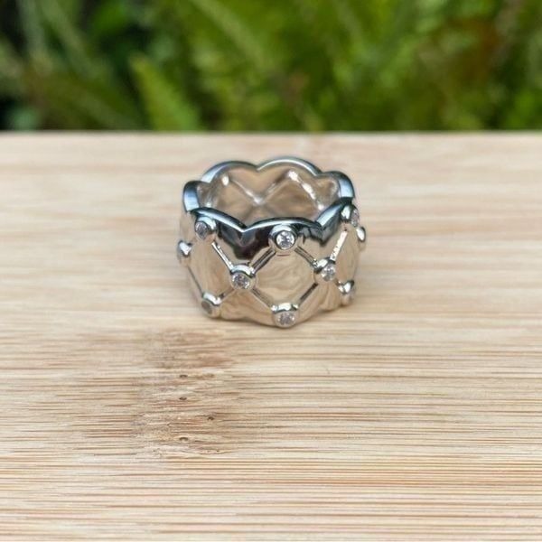 New Lisa Freede Silver and Rhinestone/Crystal Band Ring. Size 6