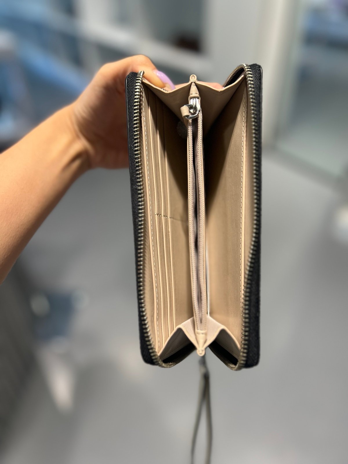 【関税込み*国内発送】MARC JACOBS THE CONTINENTAL WRISTLET Marc Jacobs The Leather Continental Wristlet SKU: 9922614