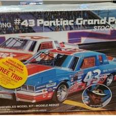 Monogram Richard Petty's #43 STP Pontiac Grand Prix 1:24 Model Kit #2722 SEALED