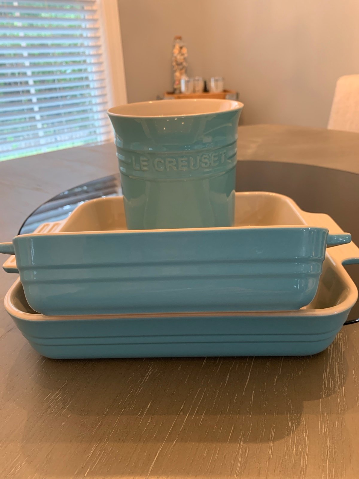 Le CREUSET 3 pieces -utensil holder - 2 baking dishes - new! Beautiful!