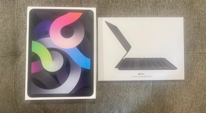 Apple iPad Air 4th Generation 64 GB in Space Gray with keyboard