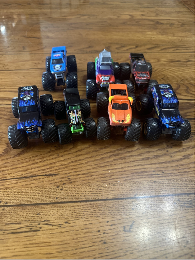 Monster Jam 2-in-1 Transforming Hauler Playset with 1:64 Scale Monster Truck 7