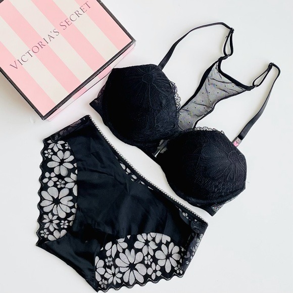 32C XS Victoria’s Secret black lace bra set