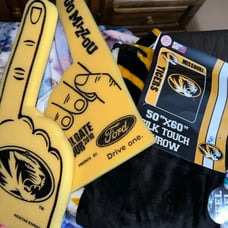 Blanket & 2 cheer fingers