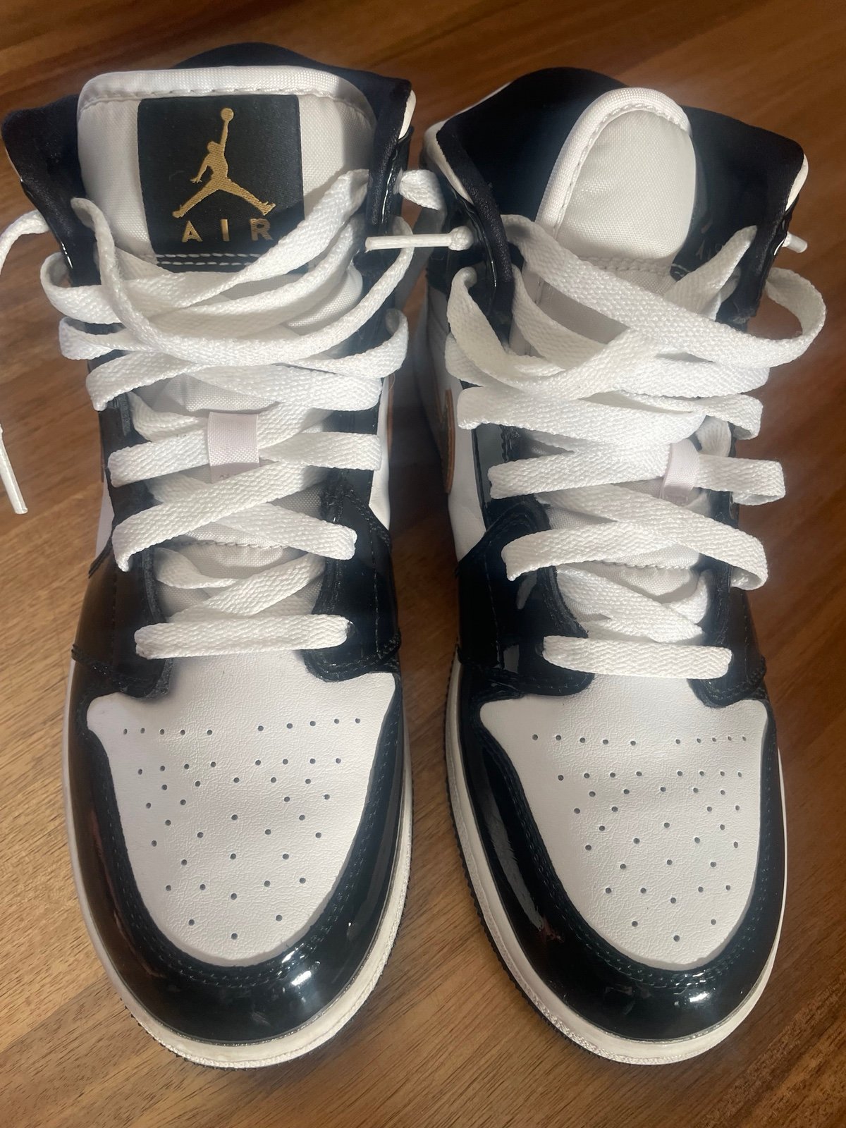 Air Jordans 1 Mid size 7 youth bog boys black & gold