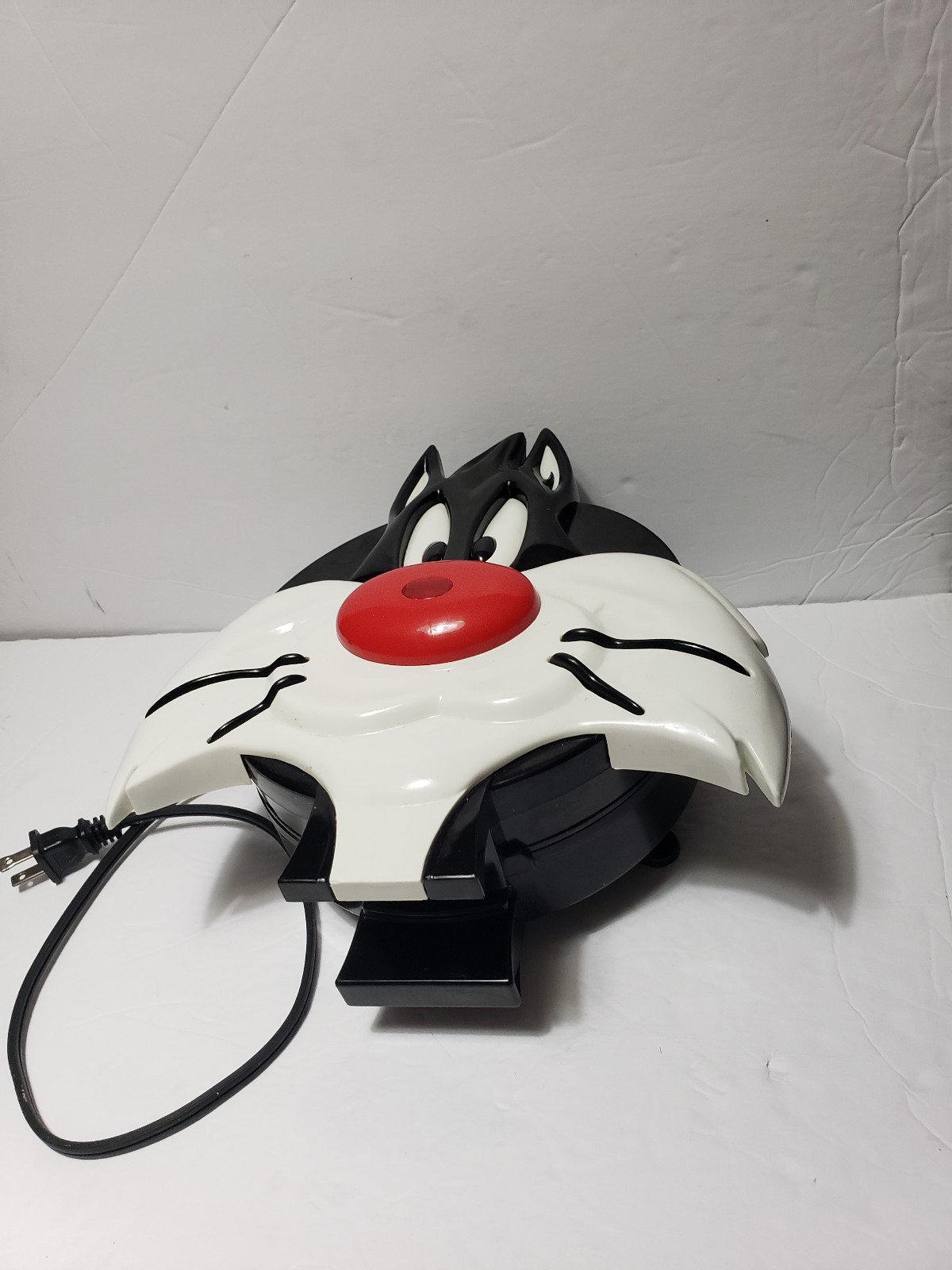 LOONEY TUNES By Salton **Sylvester & Tweety** Waffle Maker