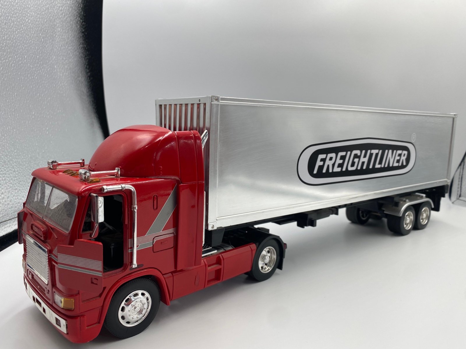 NEW-RAY Freightliner FLB COE 1:32 Diecast Truck Semi Long Hauler Bright Red RARE