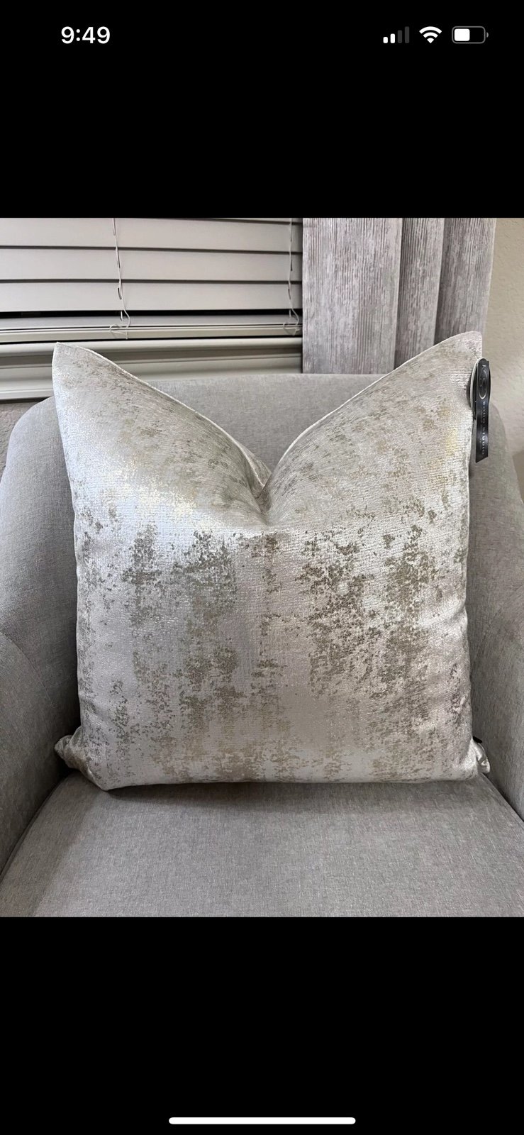 1-NWT SOHO STUDIO METALLIC GOLD LUXURY DECORAYIVE PILLOW