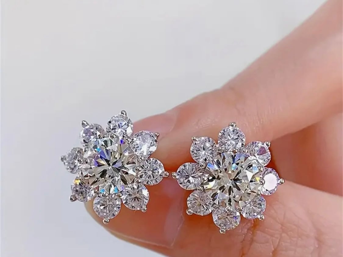 Moissanite Halo (1 ctw) Around Diamond Simulant Set in S925