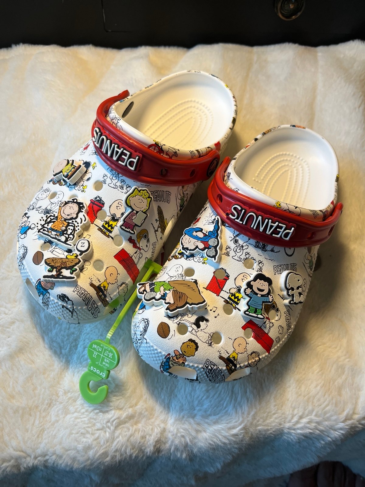 Crocs peanuts adult size M4/W6