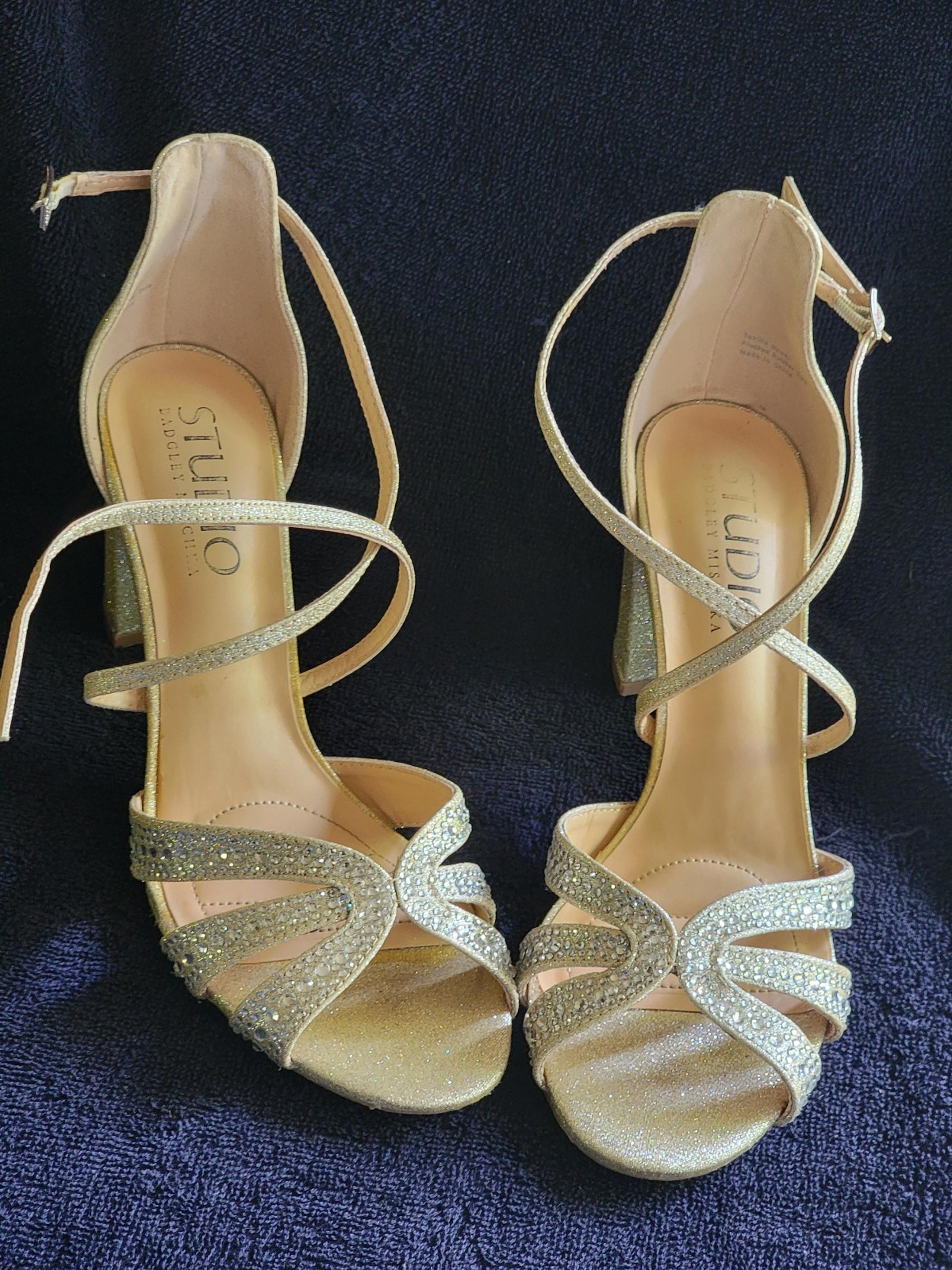 Badgley Mischka Ladies Party/Wedding Strap shoes