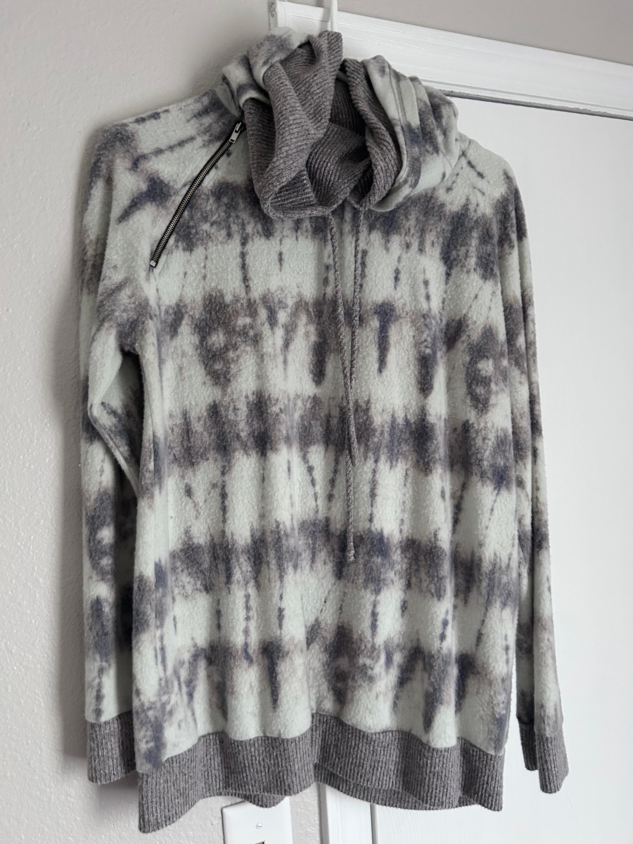 Women's lightweight sweater with zipper on shoulder