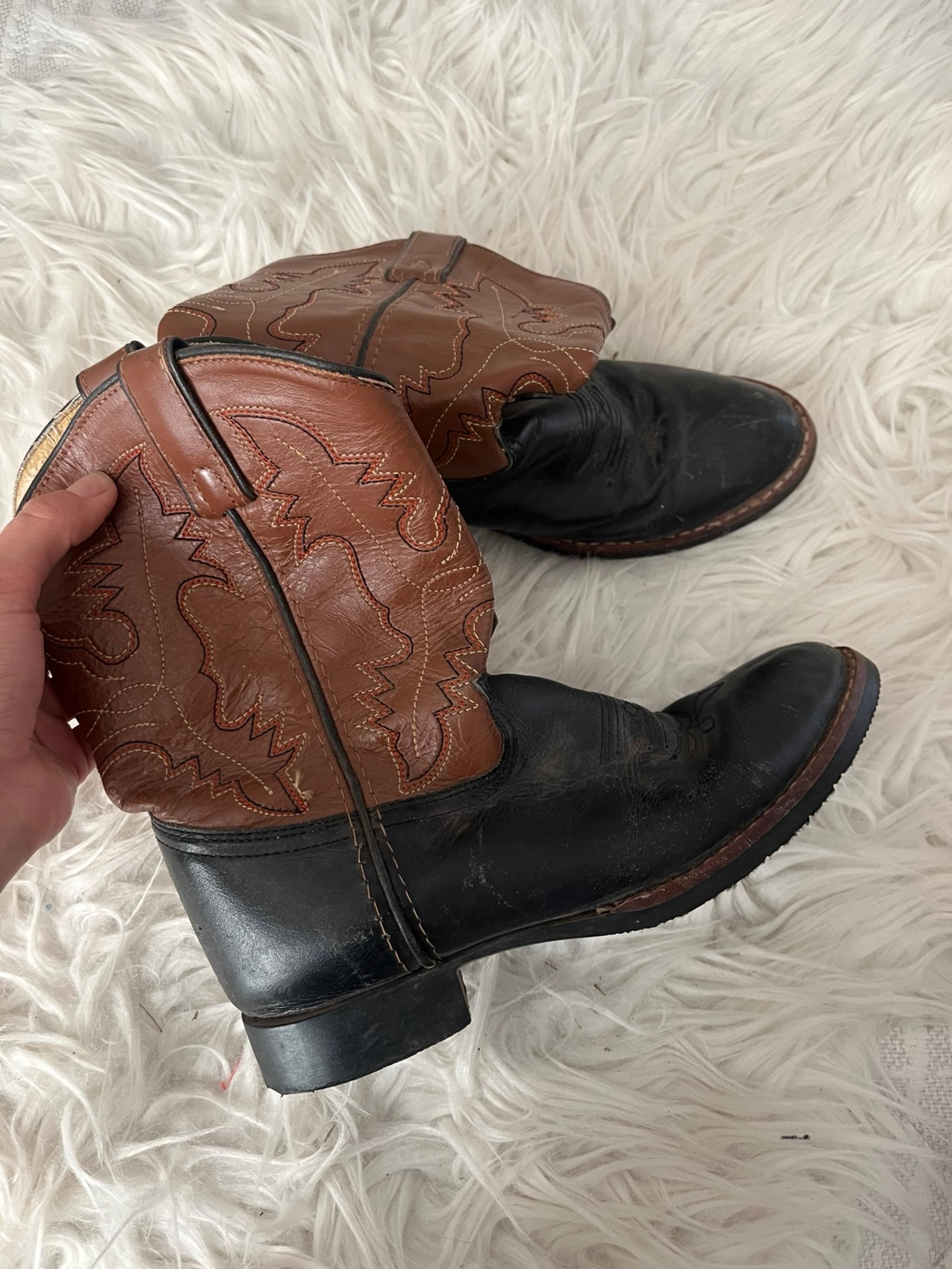 Kids boots 4.5Y