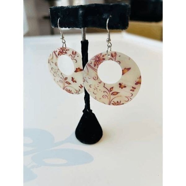 Vintage 70s Batik Printed Seashell Earrings