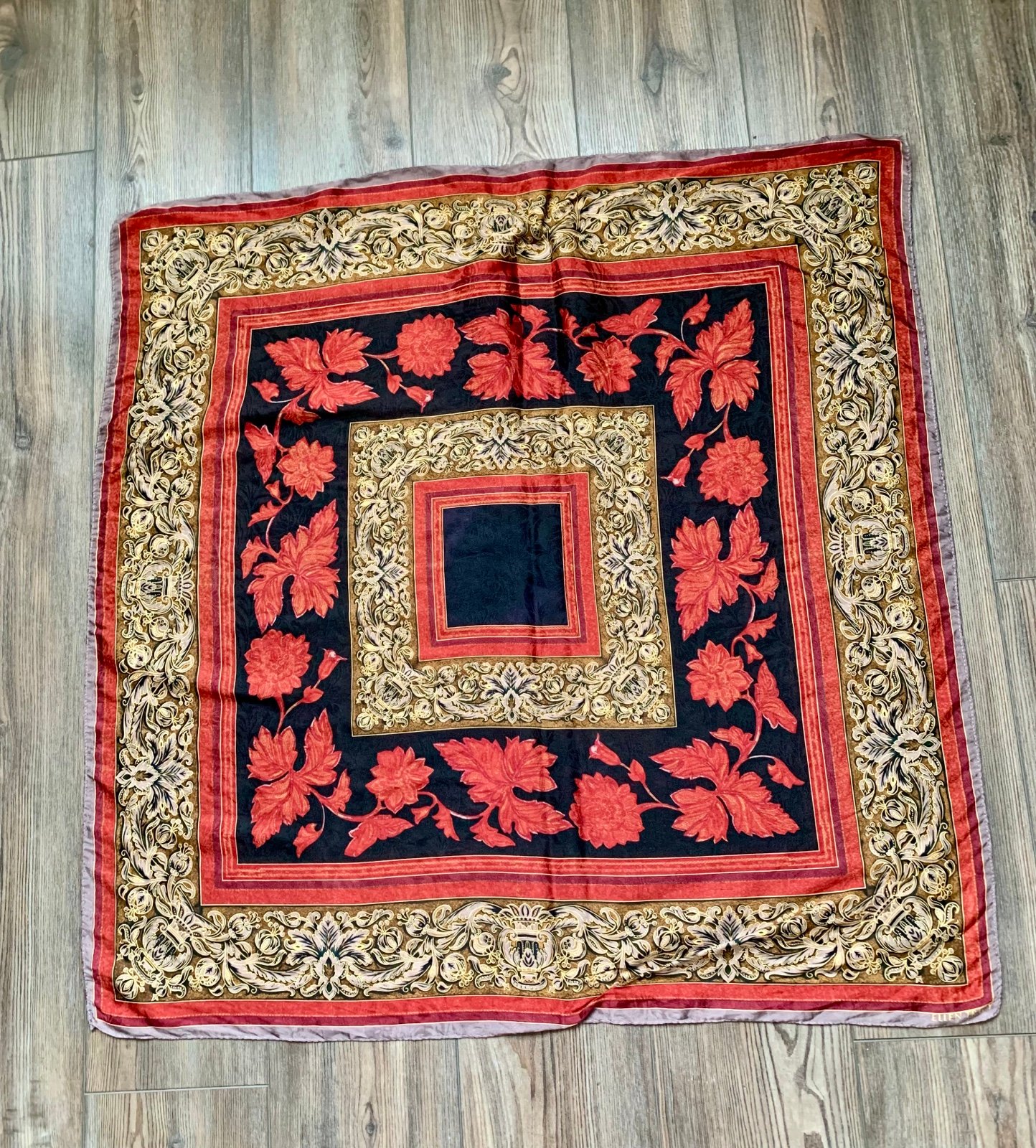 100% silk Ellen Tracy scarf 35/35