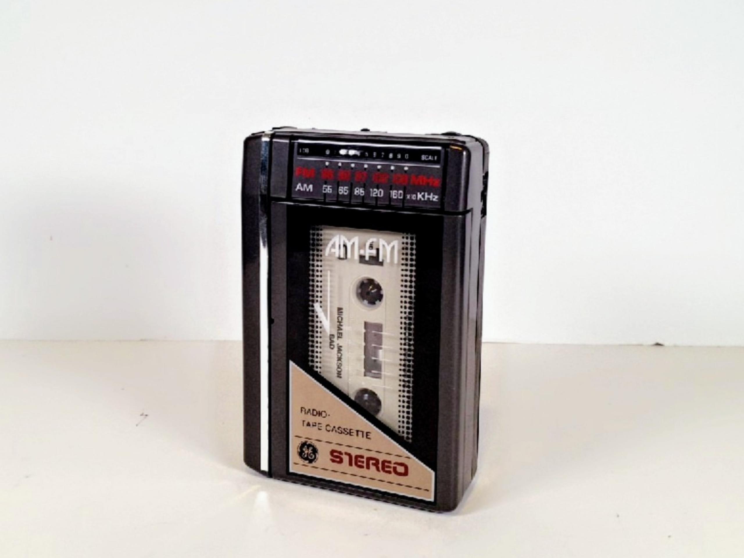 Vintage GE Radio Tape Cassette Player 3-5470A AM/FM- W/BACK CLIP