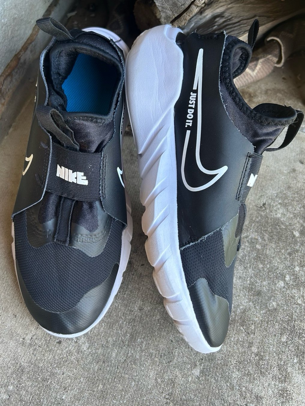 Nike Flex Runner2 lace free unisex black & white lightweight Sneakers Sz-7y. G