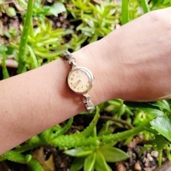 Vintage Smiths Empire 5 Jewels Gold & Silver Stretch Watch