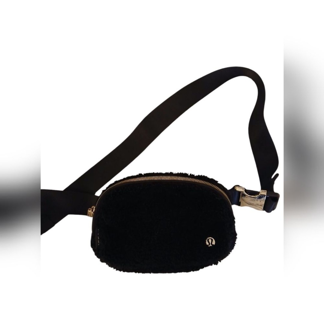 Lululemon Black Fleece Gold Festival Concert Crossbody Fanny Pack Bag Purse GUC