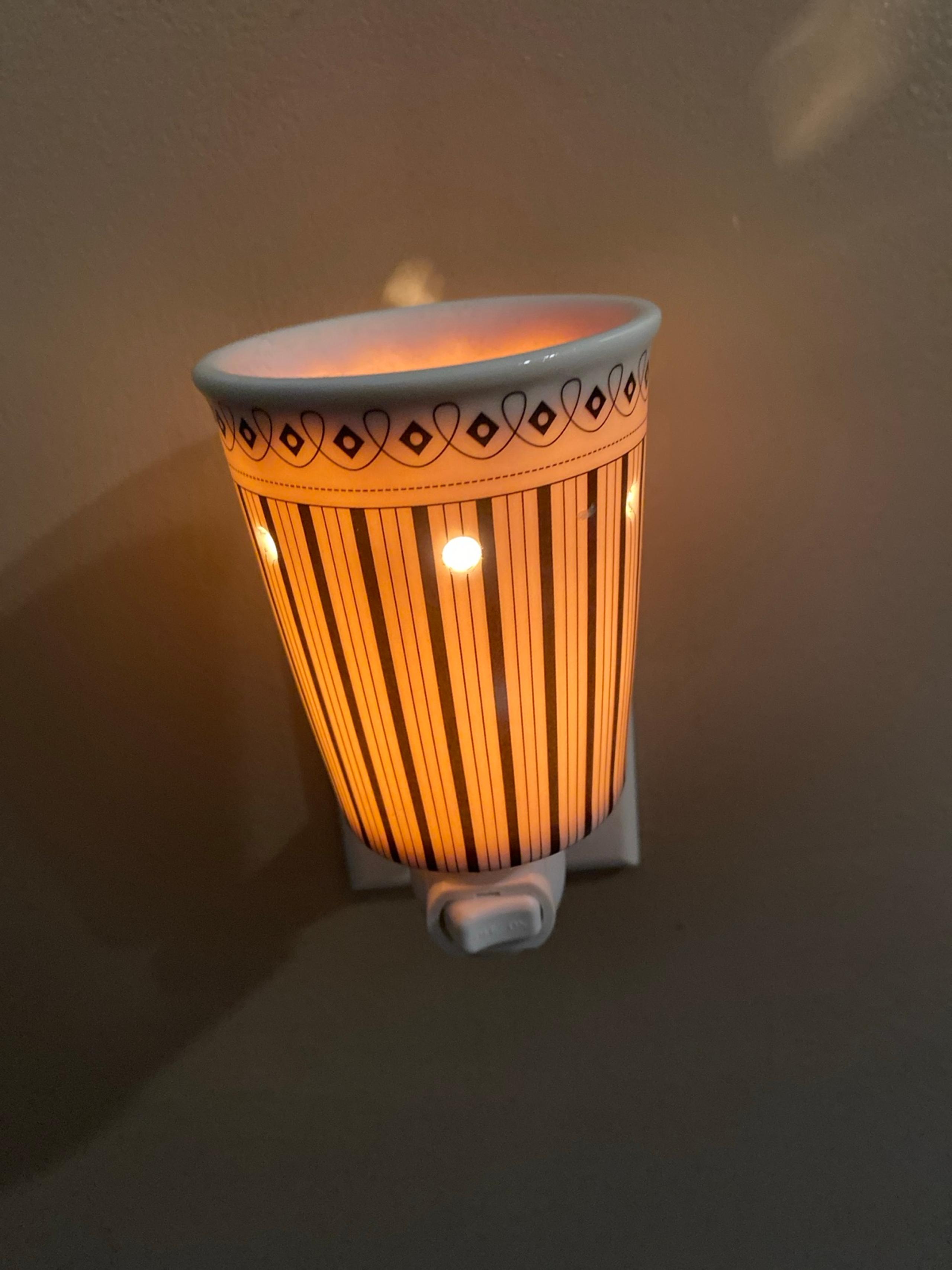 SCENTSY CLASSIC BLACK / WHITE WALL PLUG IN Warmer