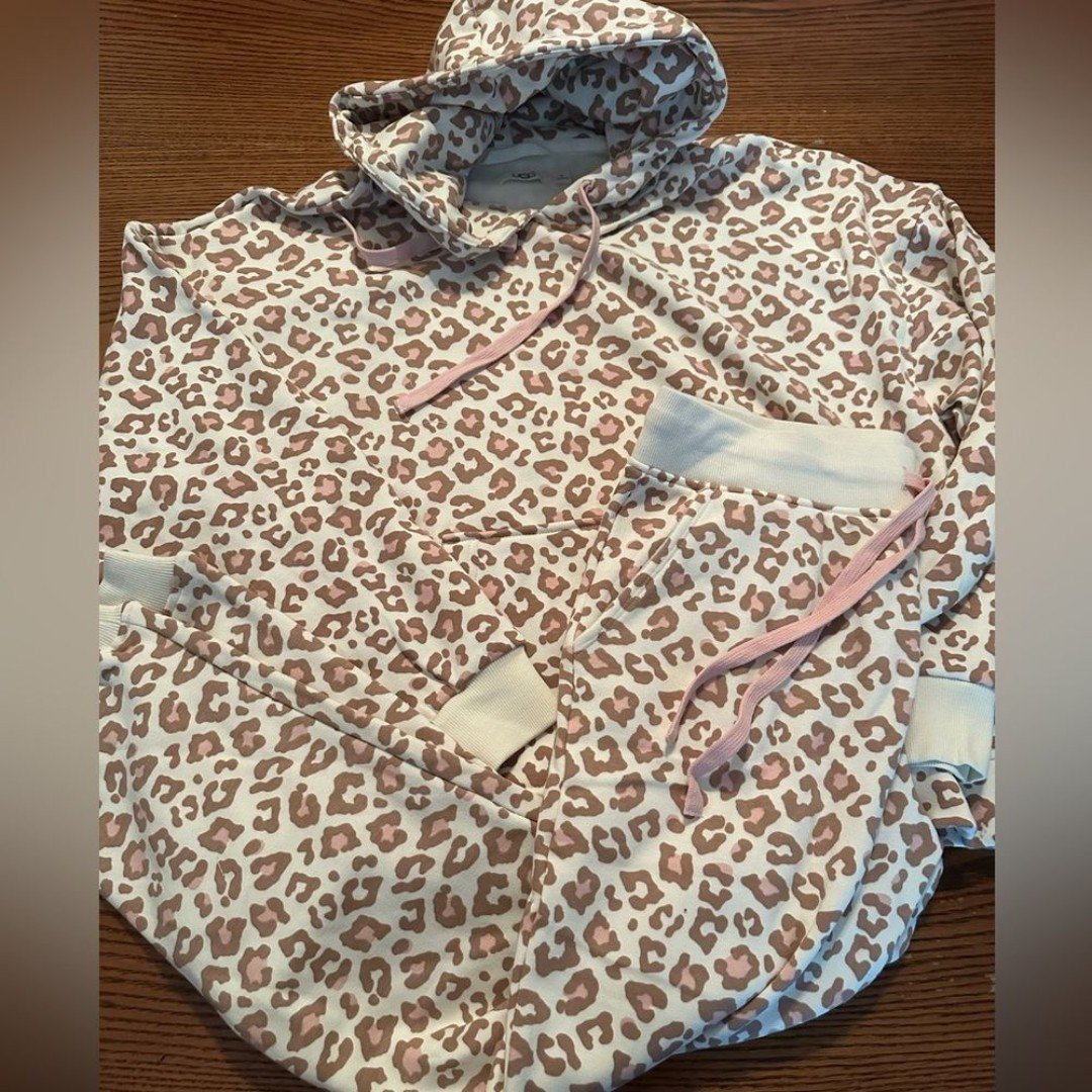 UGG matching set with sweatshirt and sweatpants