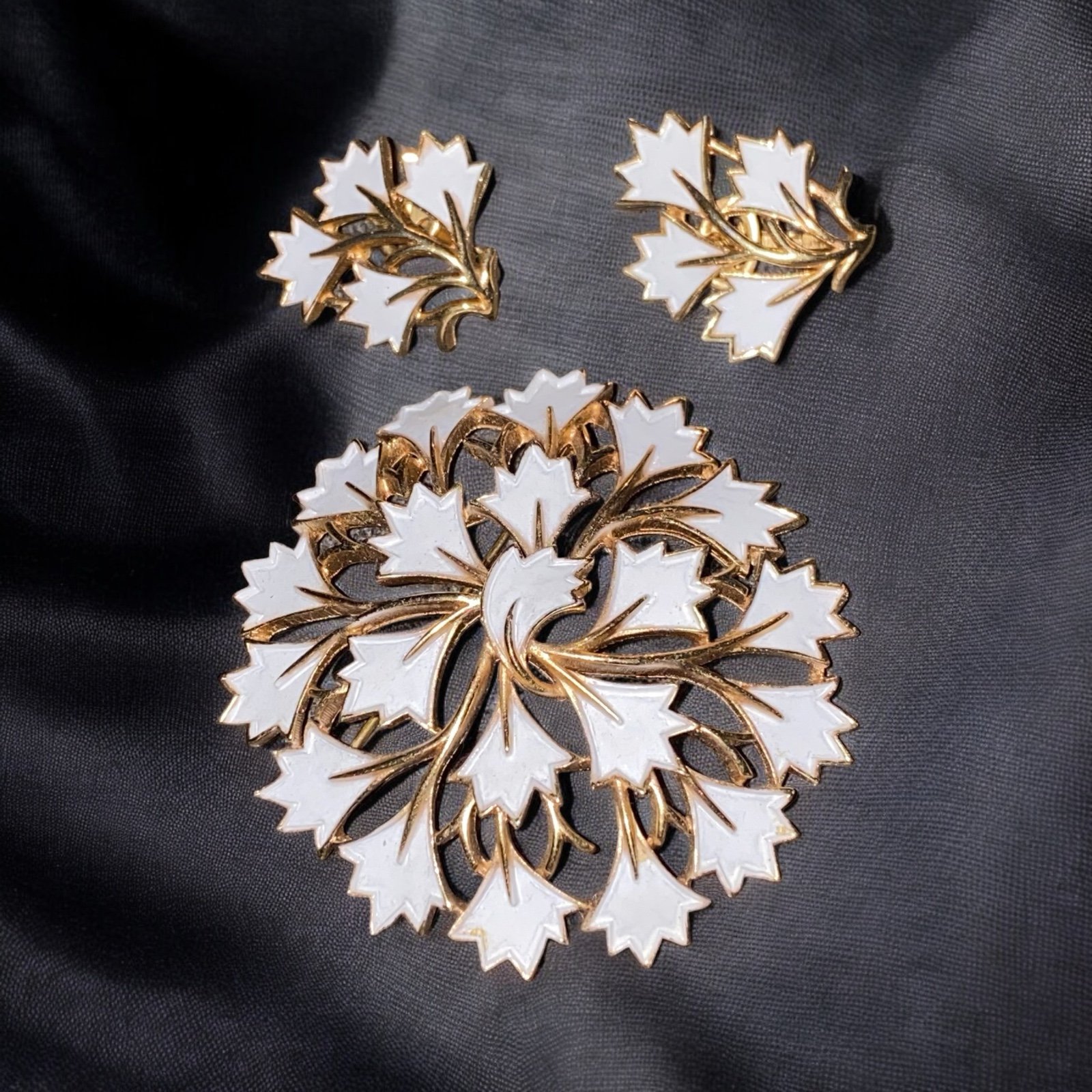Vintage Crown Trifari White Enamel Gold Tone Round Brooch with clip on Earrings