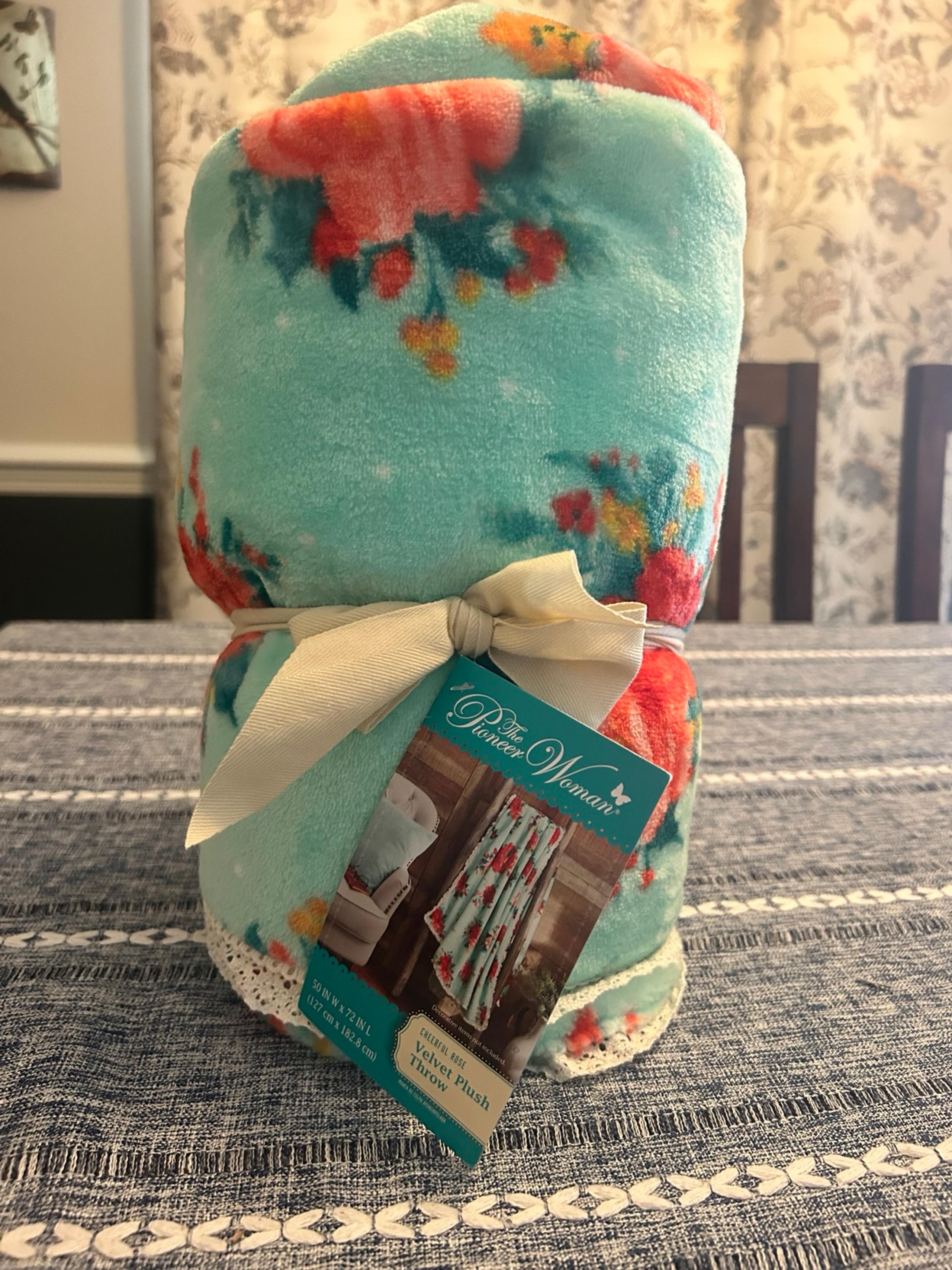The Pioneer Woman Polyester Plush Throw, 50" x 72" Cheerful Rose-NWT