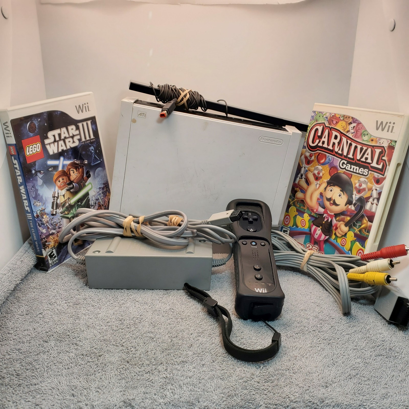 Nintendo Wii CONSOLE+TWO CABLE+ONE CONTROLLER+TWO GAMES+SENSOR.TESTED WORKING
