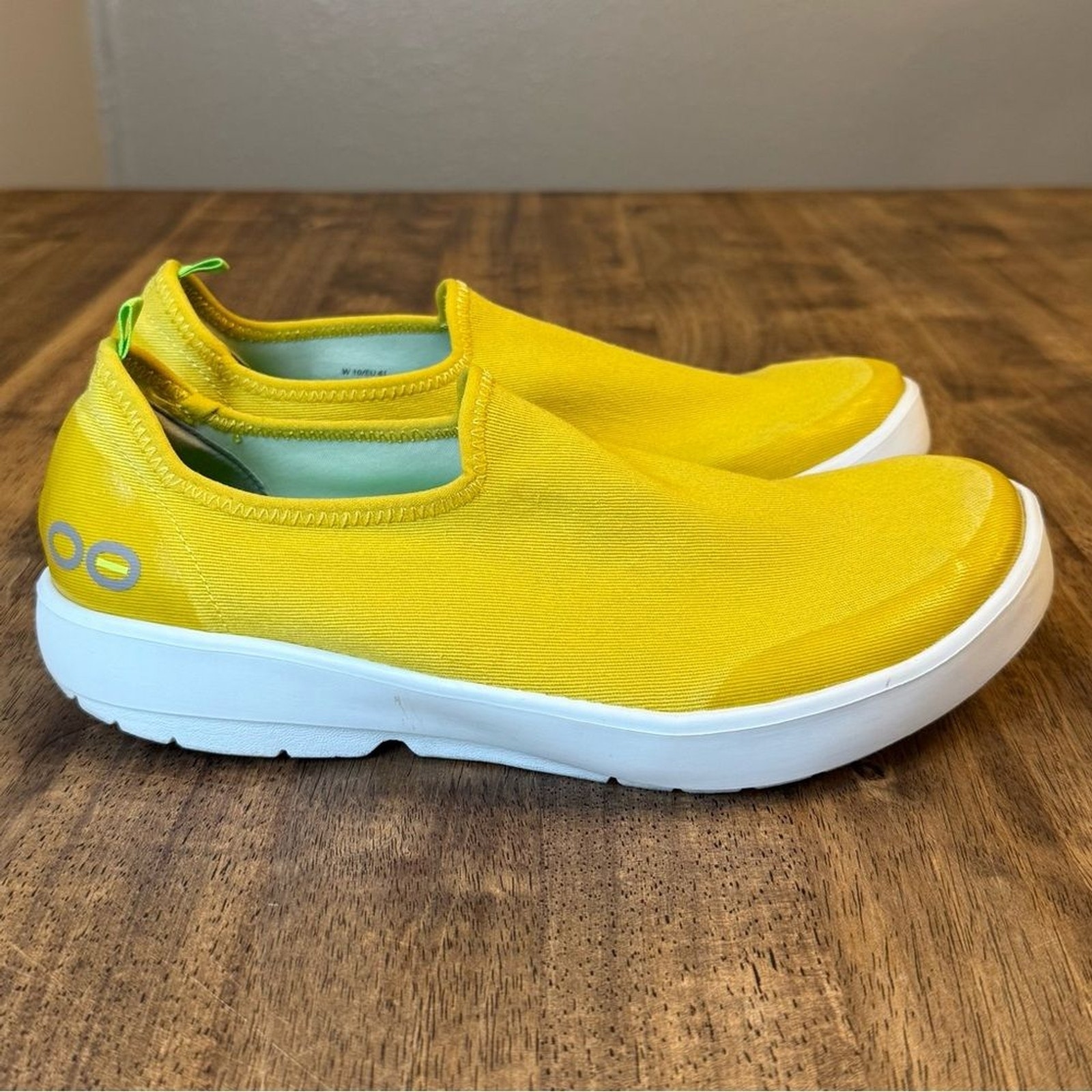 Oofos Women’s OOmg Eezee Low Slip On Comfort Shoe Yellow White Size 10/EU 41