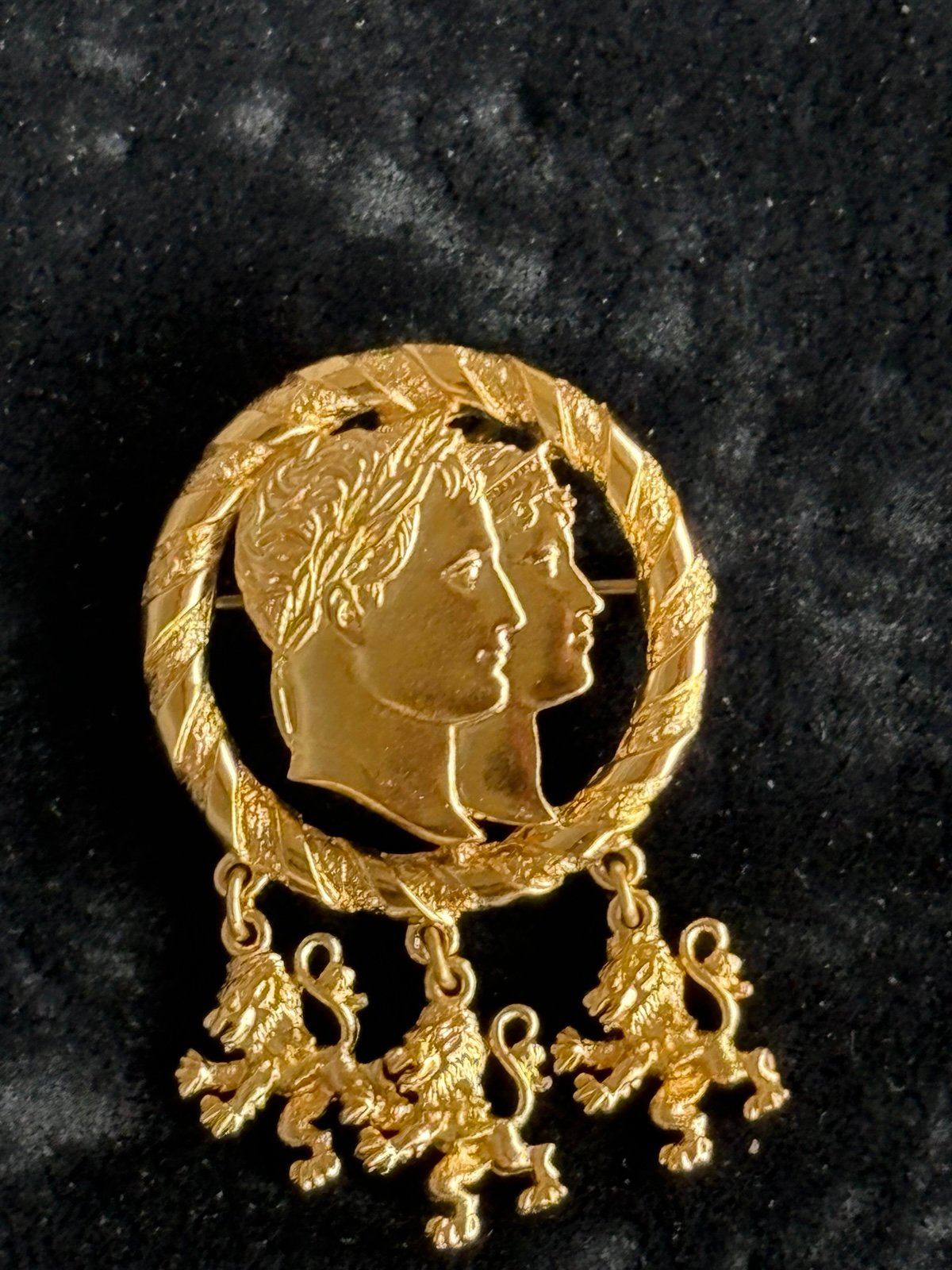 MONET RARE LONG DANGLE ROMAN GOD LION PENDANT / BROOCH