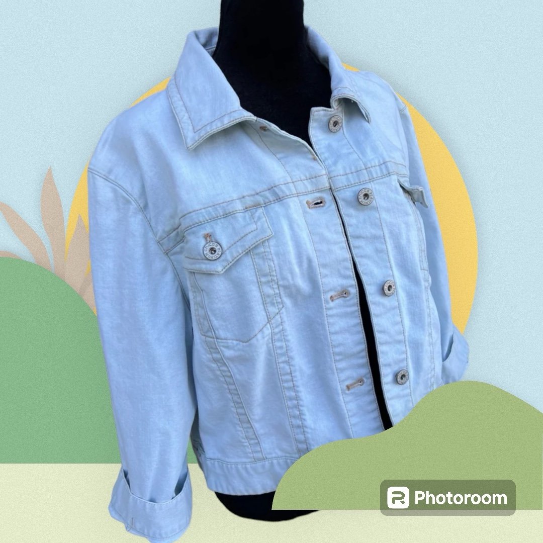 CHICO’s 3 (XL-16) stretch cropped denim jacket. Light blue wash.