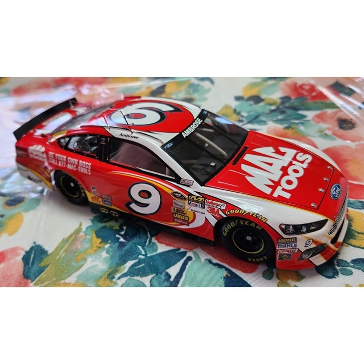 Lionel NASCAR MAC Tools Marcos Ambrose #9 1:24 Scale Diecast Car Ford Fusion