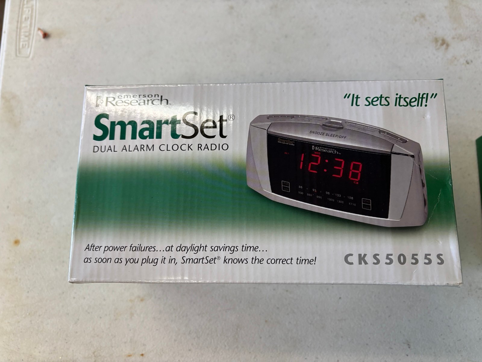 Emerson Research SmartSet Dual Alarm Clock Radio