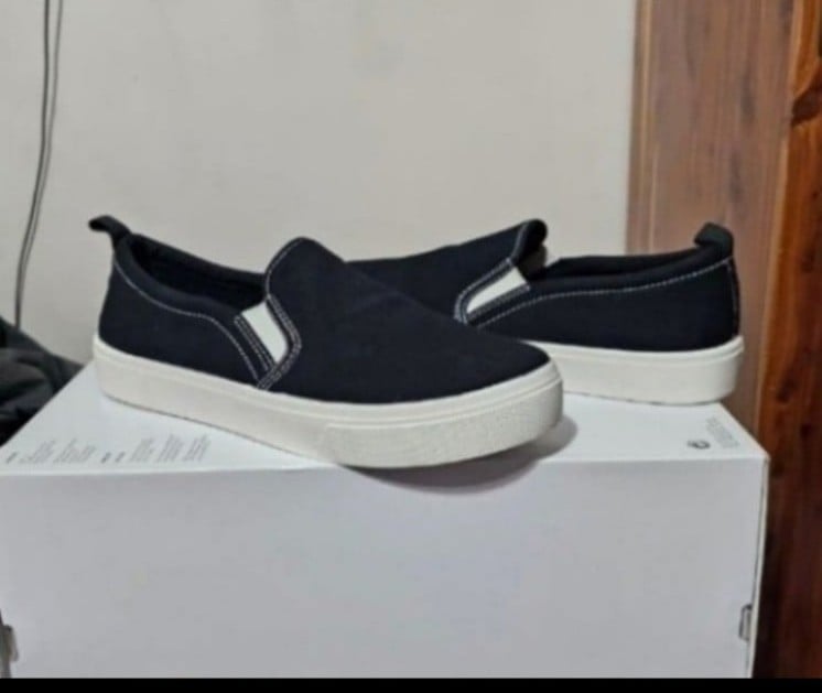 SKECHERS CANVAS SHOES 9