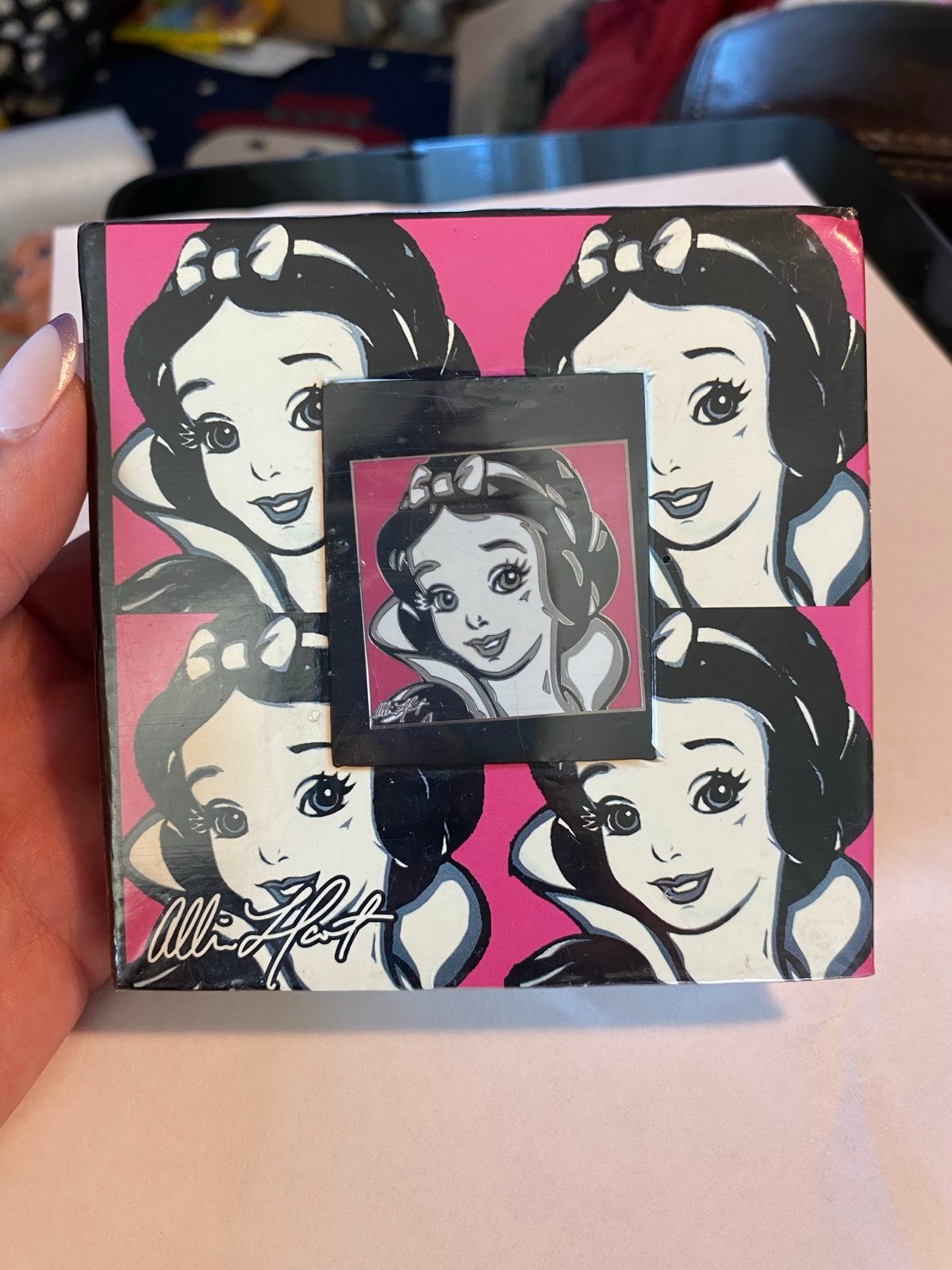 NWT SNOW WHITE BOXED DISNEY PIN