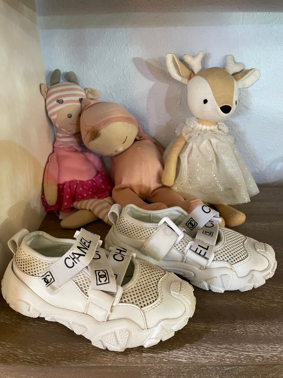 Kids Chanel shoes white . Size 26 US 9-10C